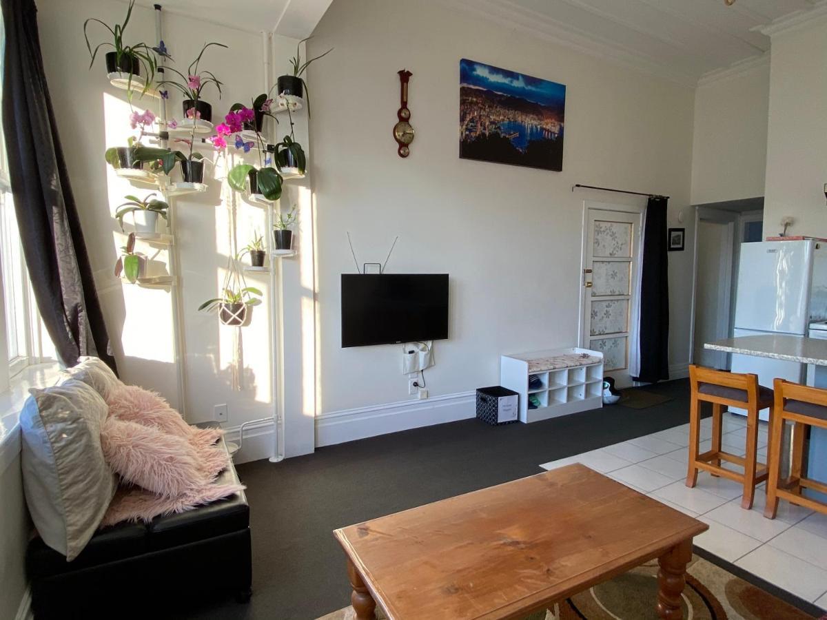 Front House Apartment *
